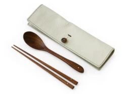 Besteck Set Mit Essstäbchen, Löffel Und Leder-Tasche -Einrichtungsgeschäft besteck set mit essstaebchen loeffel und leder tasche 1