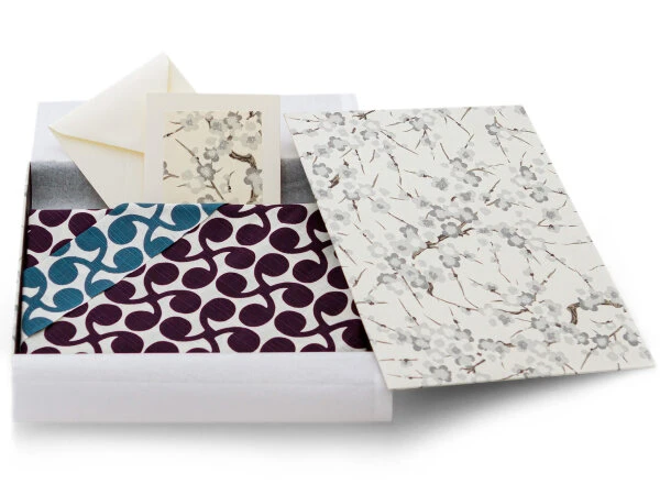 Geschenkset Chiyogami mit Furoshiki Isamonoyo, doppelseitig Geschenkset Chiyogami Mit Furoshiki Isamonoyo, Doppelseitig -Einrichtungsgeschäft geschenkset chiyogami mit furoshiki isamonoyo doppelseitig 1