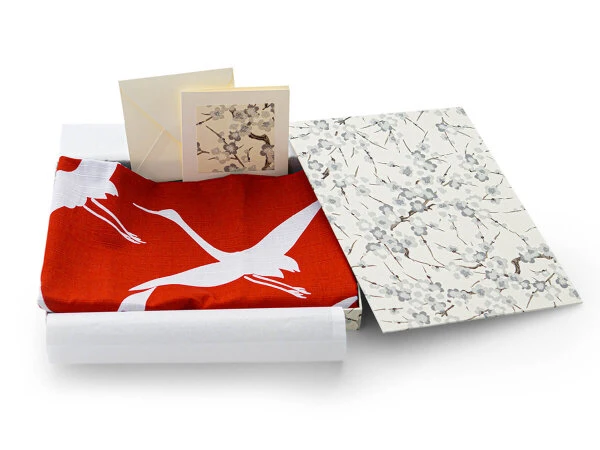 Geschenkset Chiyogami mit Furoshiki Kuren L, rot Geschenkset Chiyogami Mit Furoshiki Kuren L, Rot -Einrichtungsgeschäft geschenkset chiyogami mit furoshiki kuren l rot 1
